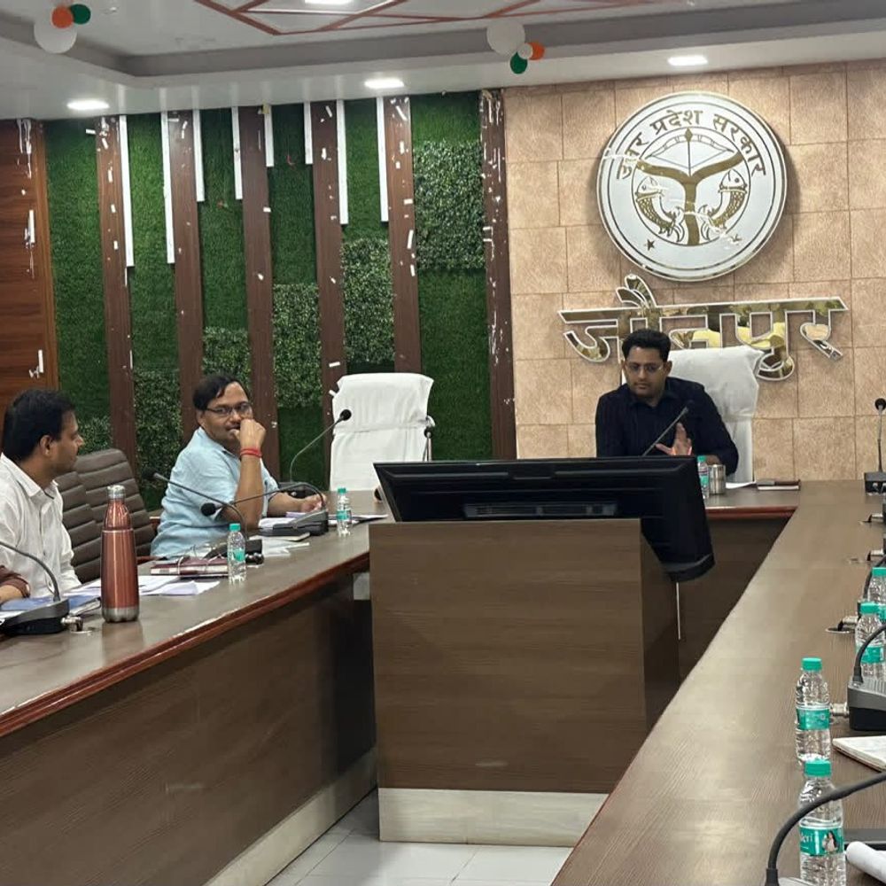 जौनपुर में बारिश से टूटी सड़कों को जल्द ठीक करें:DM ने जताई नाराजगी, तुरंत मरम्मत के निर्देश