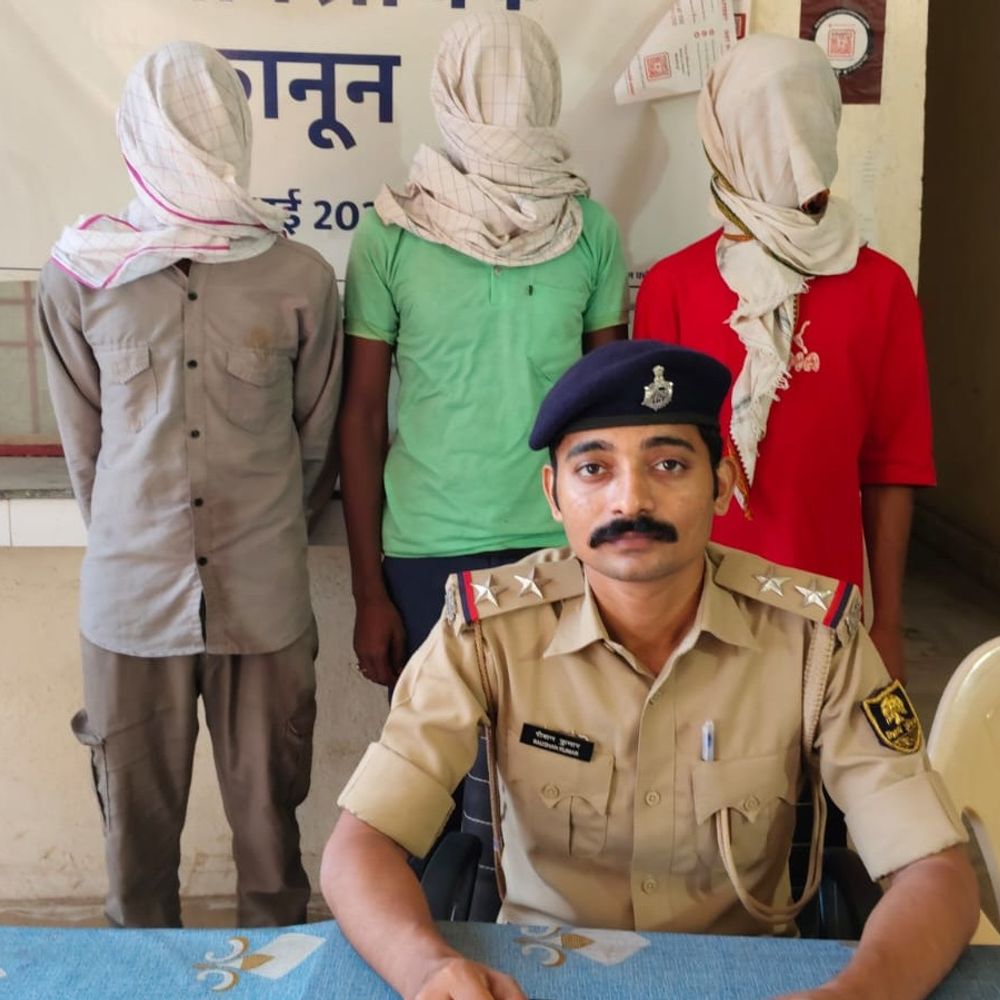 कैमूर- क्रूरता से बांधकर ले जा रहे थे 3 मवेशी:सिरसी नहर के पास पुलिस ने पकड़ा; 3 पशु तस्कर गिरफ्तार, वाहन भी जब्त
