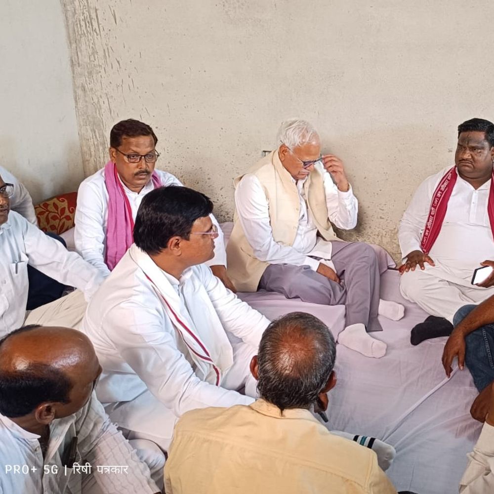 सड़क हादसे के मृतकों के परिजनों से मिले पूर्व मंत्री:पूर्व मंत्री बाबू सिंह कुशवाहा ने घायलों का हाल जाना, मदद का भरोसा दिया