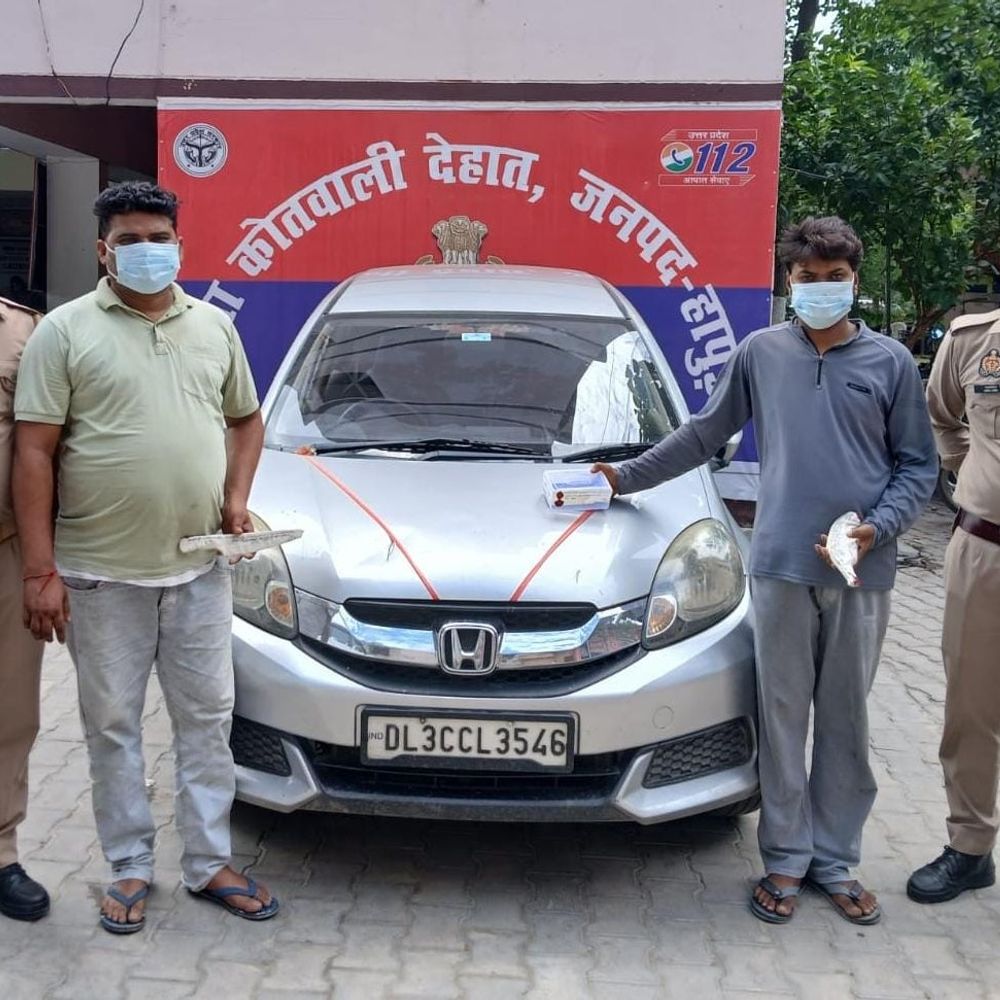 हापुड़ में मोबाइल लूट के दो आरोपी गिरफ्तार:गौशाला चौराहे के पास से पकड़े गए; लूटा मोबाइल, तमंचा और चाकू बरामद