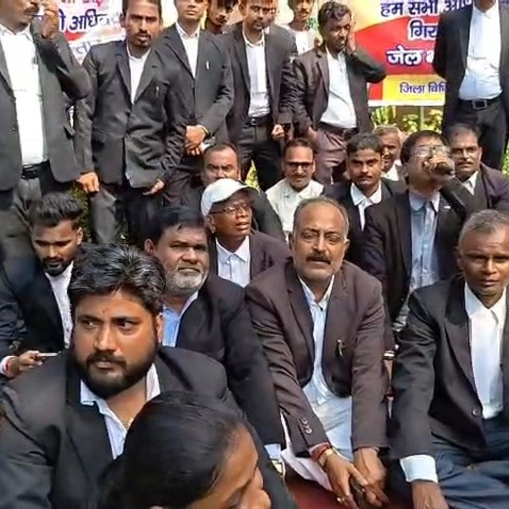 जमुई कांड- वकील को थाने ले जाने पर विरोध:सैकड़ों अधिवक्ताओं ने साइबर थाना घेरा; न्यायिक काम से अनिश्चितकाल तक दूर रहने का फैसला