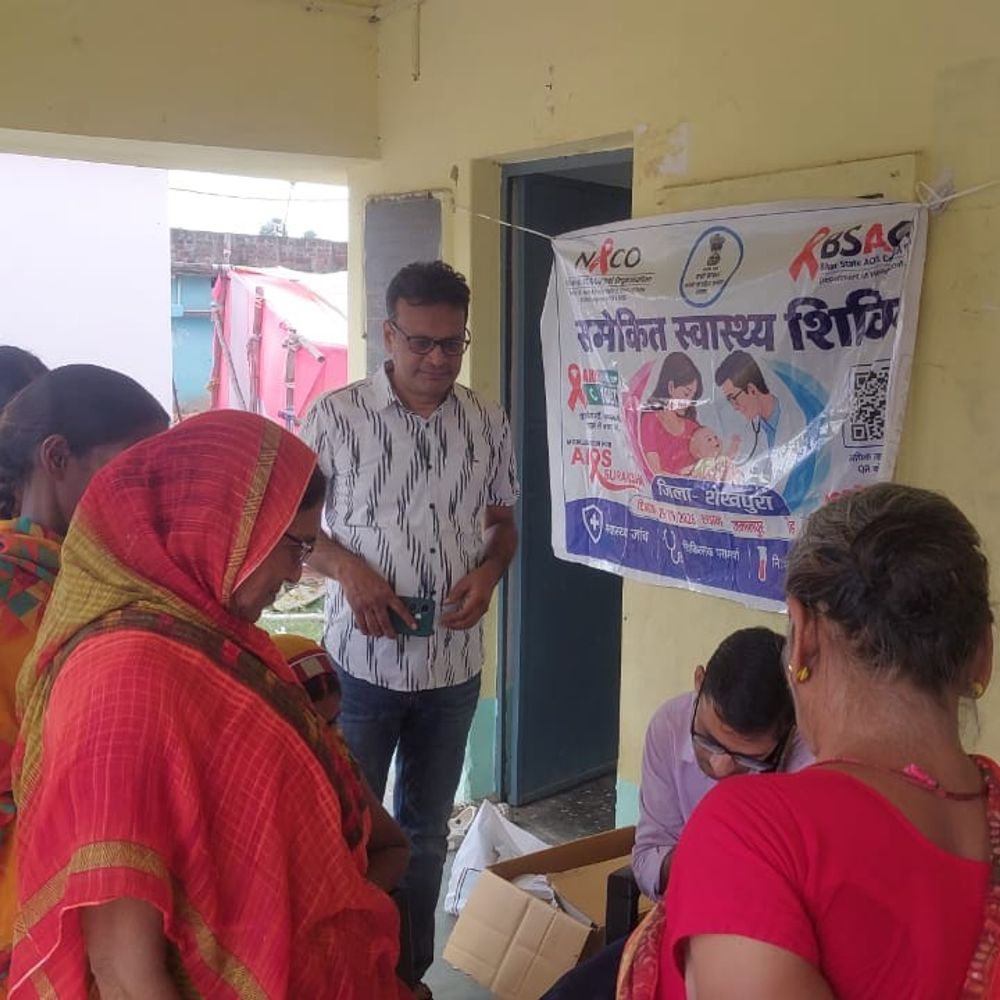 शेखपुरा में संचारी स्वास्थ्य शिविर लगा, 110 लोगों का चेकअप:HIV/एड्स से बचाव और जागरूकता पर दी गई जानकारी