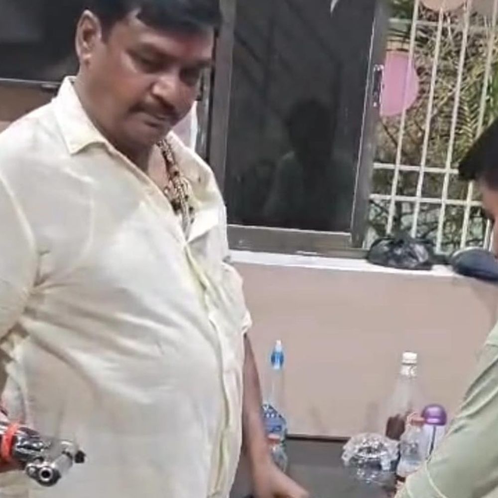 शेखपुरा में बाइक को टक्कर मारकर युवक पर की फायरिंग:एक आरोपी गिरफ्तार, लाइसेंसी पिस्टल और 19 जिंदा कारतूस बरामद
