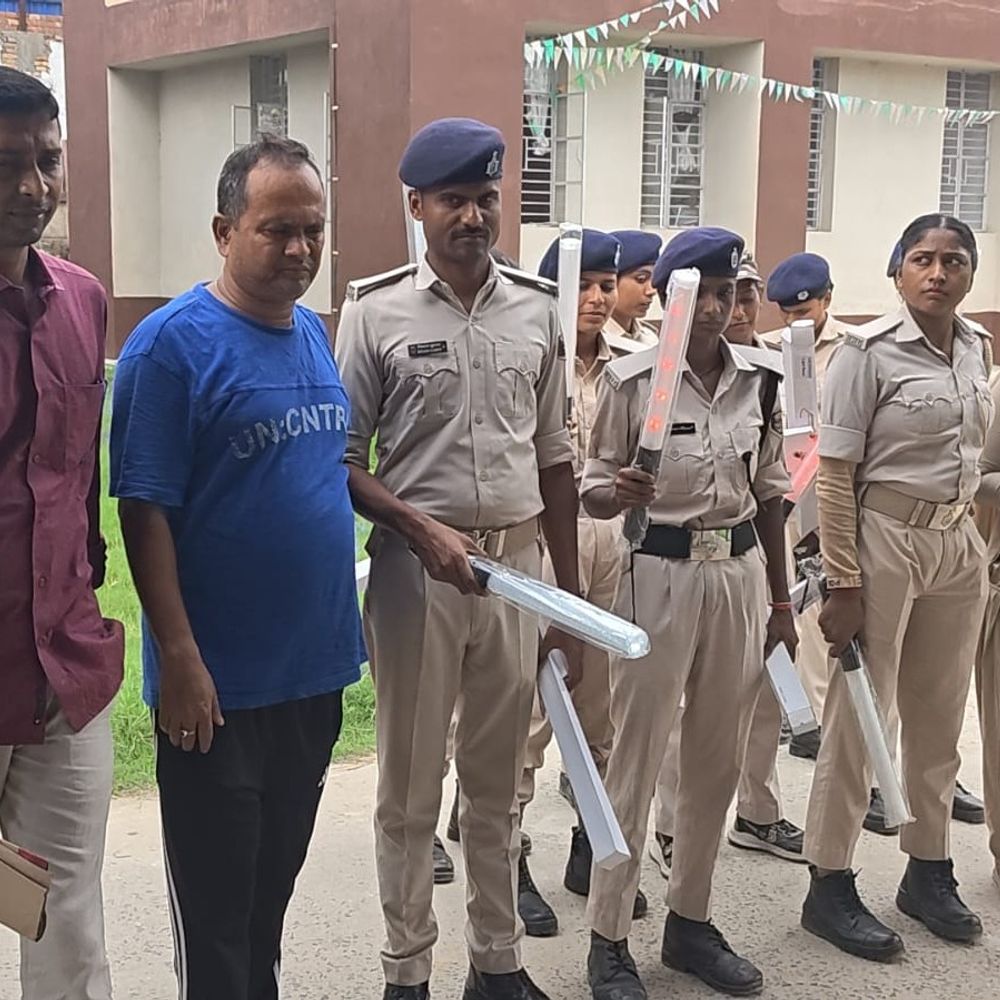 मधुबनी में पुलिसकर्मियों को मिली स्टिक ट्रैफिक लाइट:रात्रि गश्ती और यातायात नियंत्रण में मिलेगी सहूलियत