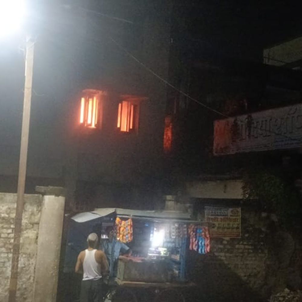 सालों से बंद पड़ी लॉटरी सिनेमाघर में आग लगी:बेतिया में स्थानीय लोग और दमकल कर्मियों ने मिलकर बुझाई आग
