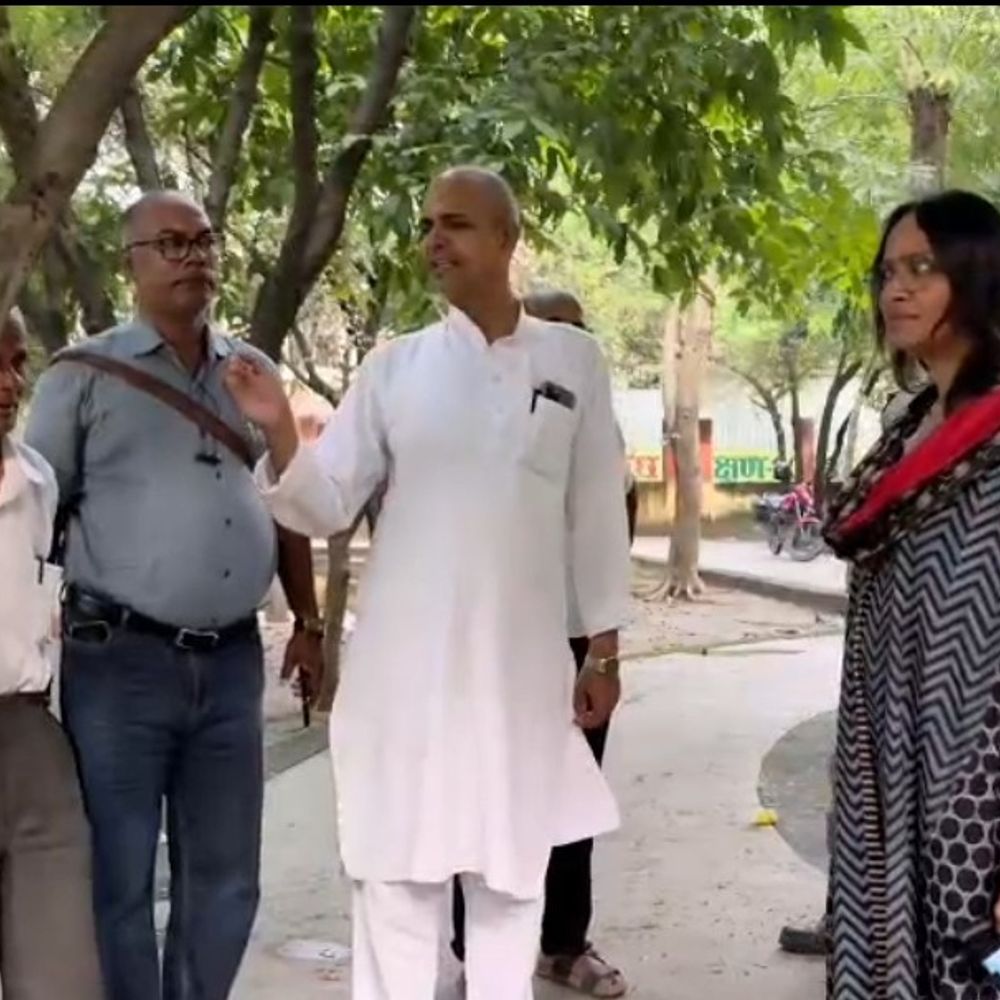 बेतिया शहीद स्मारक पार्क में अव्यवस्था पर महापौर का एक्शन:बिजली विभाग के कर्मियों को दी चेतावनी, बोली- लोगों को आगे से नहीं होनी चाहिए परेशानी
