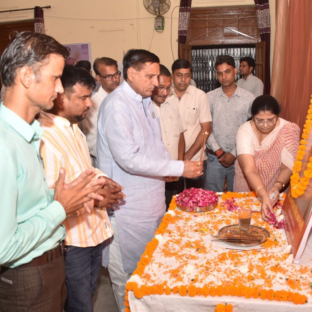 दिग्विजय सिंह की याद में जुटे पुराने साथी:लोहिया कॉलेज में पूर्व छात्रसंघ अध्यक्ष को दी श्रद्धांजलि, शिक्षकों और छात्रों ने किया याद