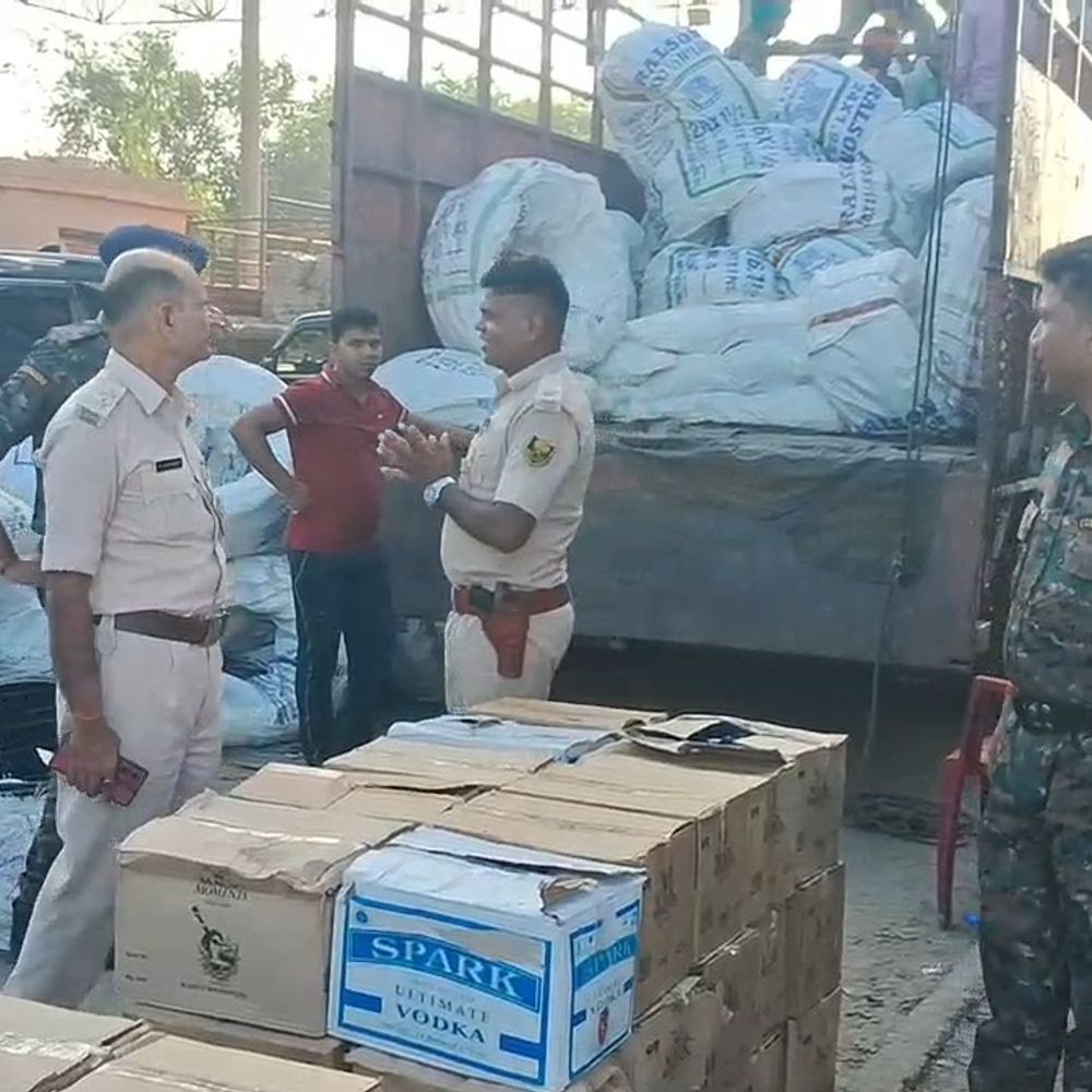 कैमूर में 2 ट्रकों से 1 करोड़ की शराब जब्त:7361 लीटर विदेशी शराब पकड़ी गई, पंजाब के 2 ड्राइवर गिरफ्तार