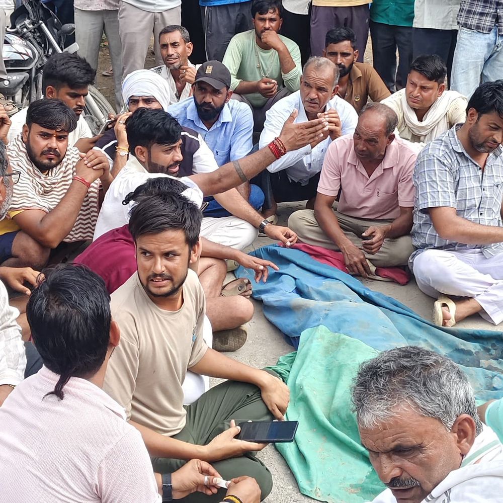 तेज रफ्तार ट्रेलर ने पैदल जा रहे व्यक्ति को कुचला,मौत:5 घंटे ग्रामीणों का प्रदर्शन; ड्राइवर फरार, कोटपूतली के टसकोला पेट्रोल पंप के पास हादसा