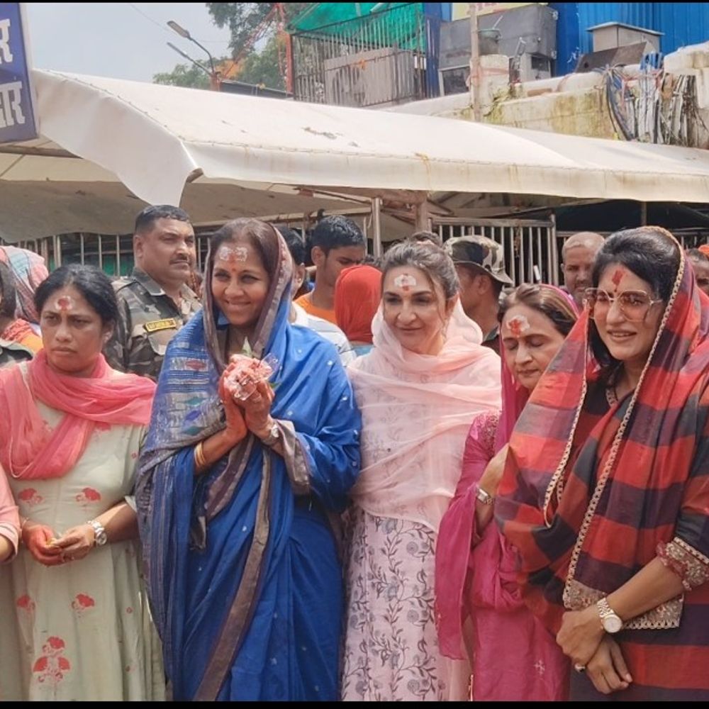 जन्माष्टमी पर सांसद सुप्रिया सुले बाबा बैद्यनाथ मंदिर पहुंची:सांसद निशिकांत दुबे ने स्वागत किया, विधि-विधान से पूजा-अर्चना की
