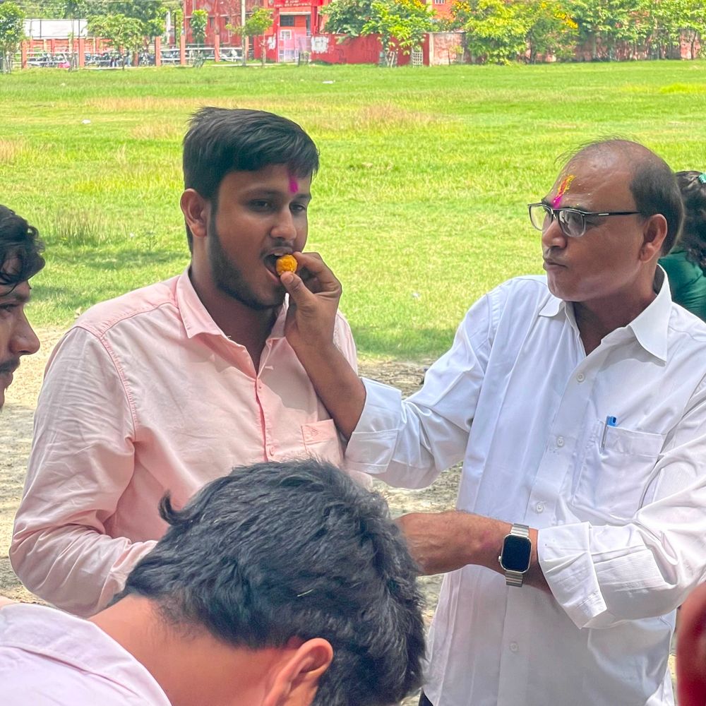 डूसू में ABVP की जीत पर बेतिया में विजय उत्सव:कार्यकर्ताओं ने आतिशबाजी कर मनाया विजय उत्सव, तीन पदों पर मिली जीत