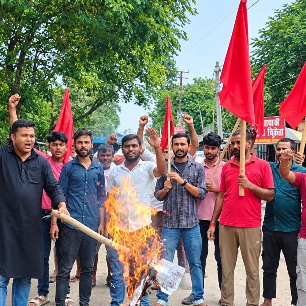 AISA ने मुख्य चुनाव आयुक्त की बर्खास्तगी की मांग की:दीपांकर भट्टाचार्य और योगेंद्र यादव की गिरफ्तारी पर विरोध, पुतला जलाया