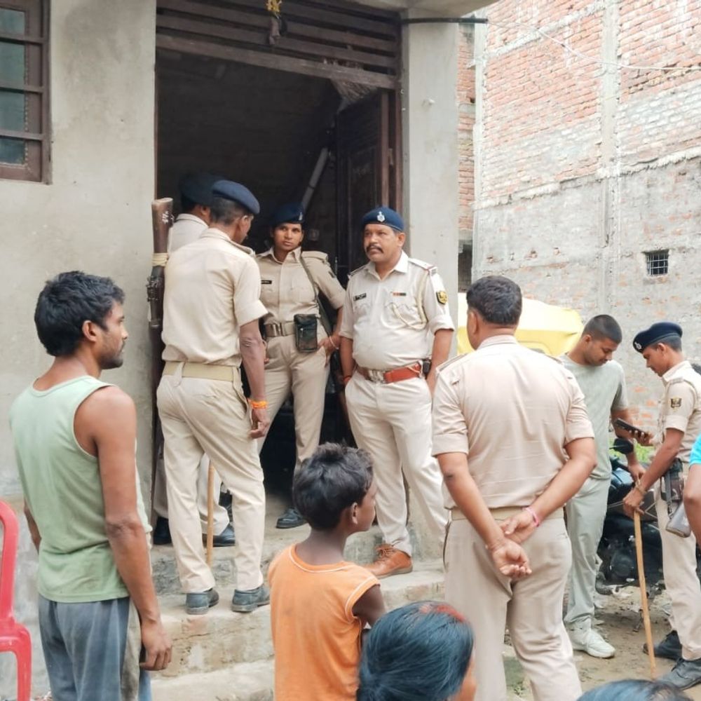घर में सो रही महिला की गला रेत कर हत्या:बेतिया में हत्यारों ने दो उंगलियां काट सिर के पास रखा