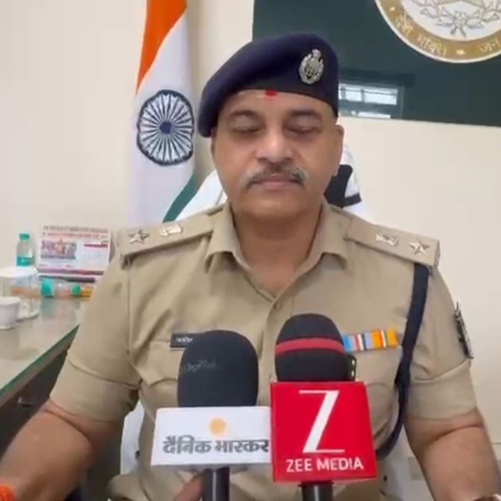 बदमाशों के डर से मकानों पर ‘घर बिकाऊ है’ लिखा:मैहर में एसपी बोले- किसी को डरने की जरूरत नहीं, पुलिस आपके साथ है