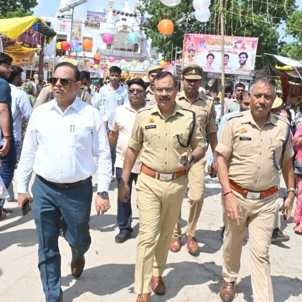 बुढ़वा मंगल पर सुरक्षा का निरीक्षण:जालौन में डीएम-एसपी ने जांची व्यवस्थाएं, ठंडेश्वरी मंदिर समेत किया प्रमुख भ्रमण