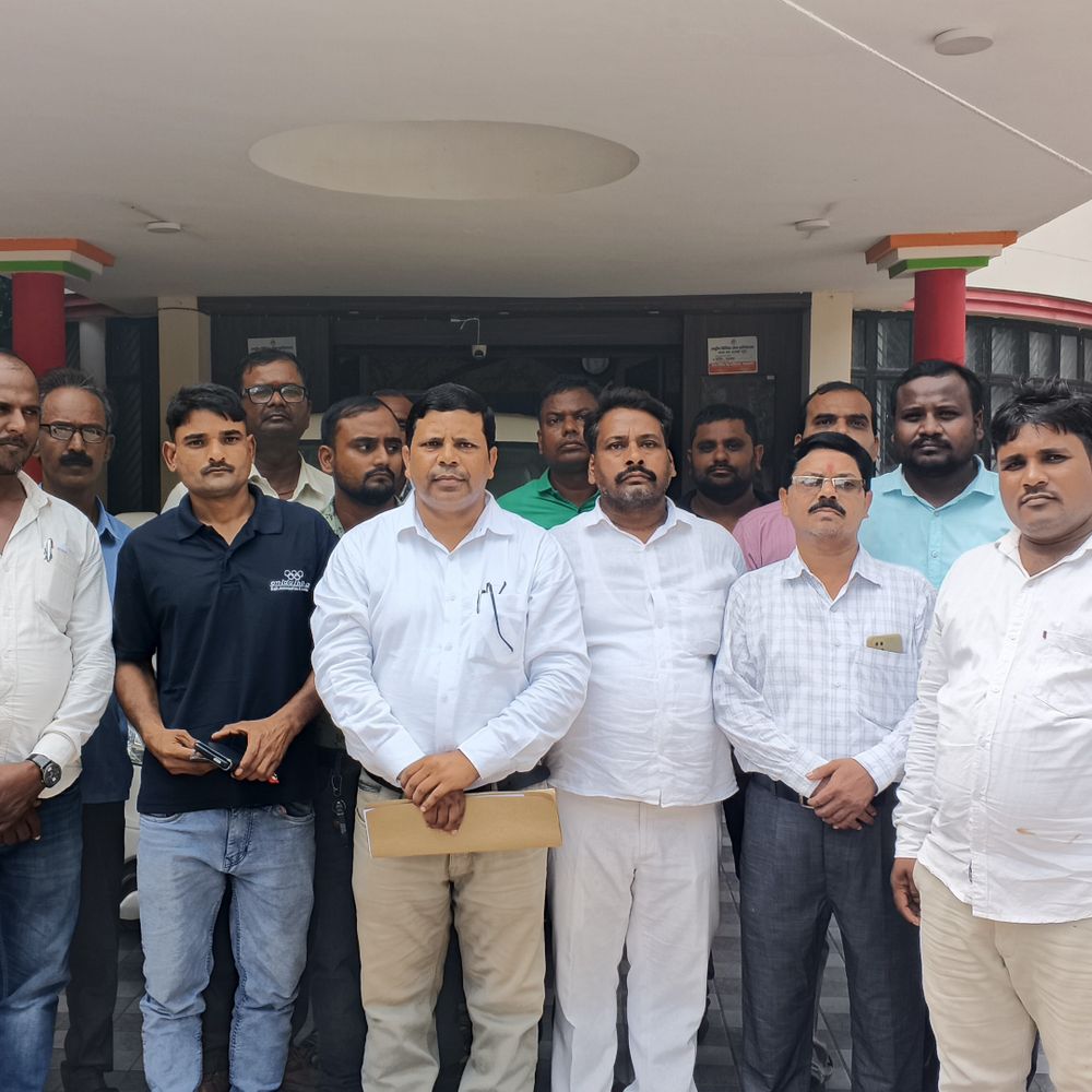 प्राचीन पोखरे के सुंदरीकरण और छठ घाट निर्माण की मांग:बागापार के ग्रामीणों ने डीएम को सौंपा ज्ञापन