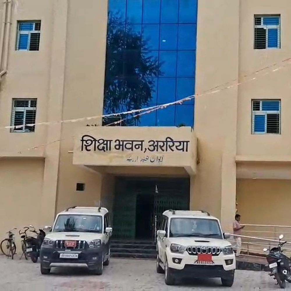 अररिया में छात्रों के अटेंडेंस में गड़बड़ी, हेडमास्टर सस्पेंड:चेकिंग के समय 366 में से 117 छात्र प्रेजेंट मिले, मिड-डे मील में भी गड़बड़ी
