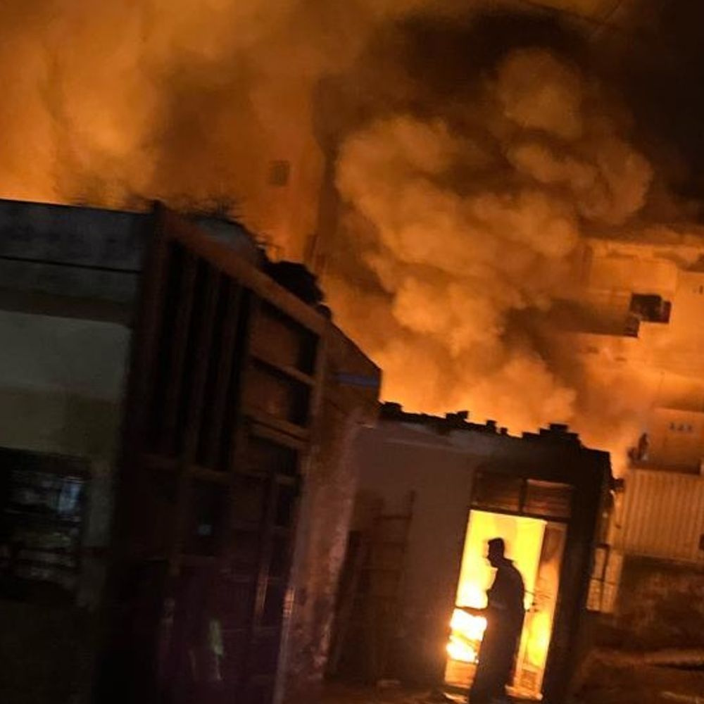 गाजियाबाद में गोदाम में लगी आग:फायर ब्रिगेड की तीन गाड़ियों ने पाया काबू, सामान जलकर राख