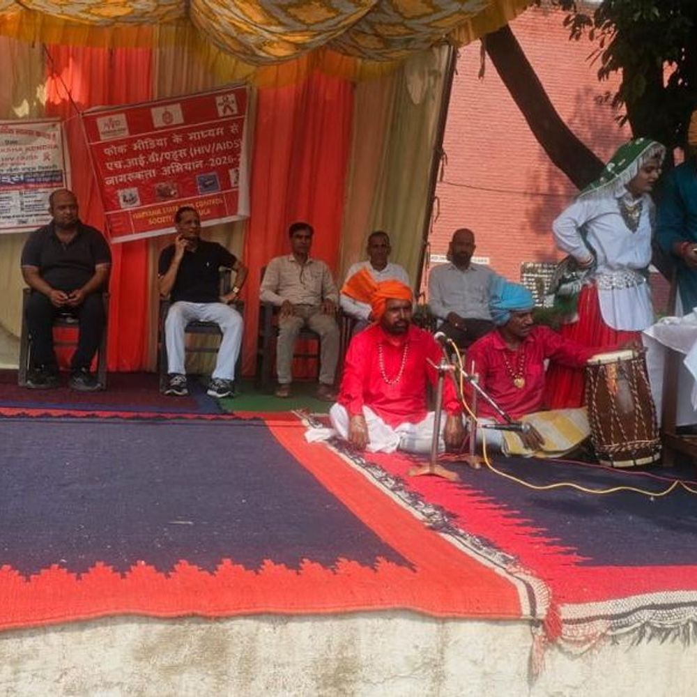 हिसार की केंद्रीय जेल-2 में बंदियों को किया जागरूक:नाटक के जरिए HIV से बचाव की जानकारी दी, कई बंदियों की मौके पर जांच
