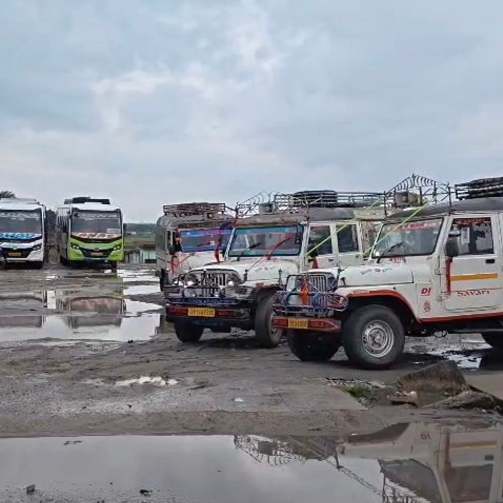 नक्सली बंद से चतरा में बसों का पहिया थमा:ब्रजेश गंझू एनकाउंटर के विरोध में 7 जिलों में 3 दिन का बंद, यात्री परेशान
