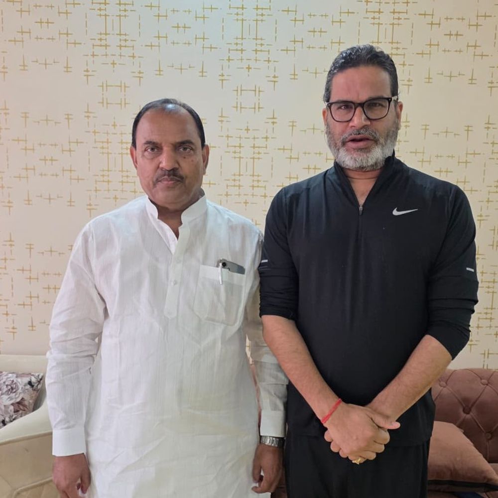 32 साल बच्चों को पढ़ाया, VRS लेकर राजनीति में उतरे:अफाक अहमद पहली बार चुनाव लड़े और जीत गए, अब जन सुराज से जुड़े