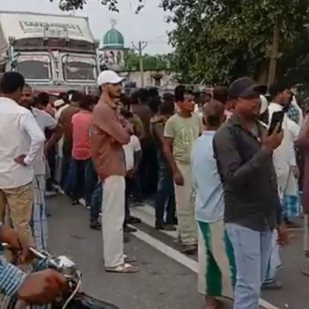 जनाजे से लौट रहे बुजुर्ग को वाहन ने रौंदा, मौत:किशनगंज में माराडांगा चौक के पास हादसा, आक्रोशित ग्रामीणों ने NH-327E जाम किया
