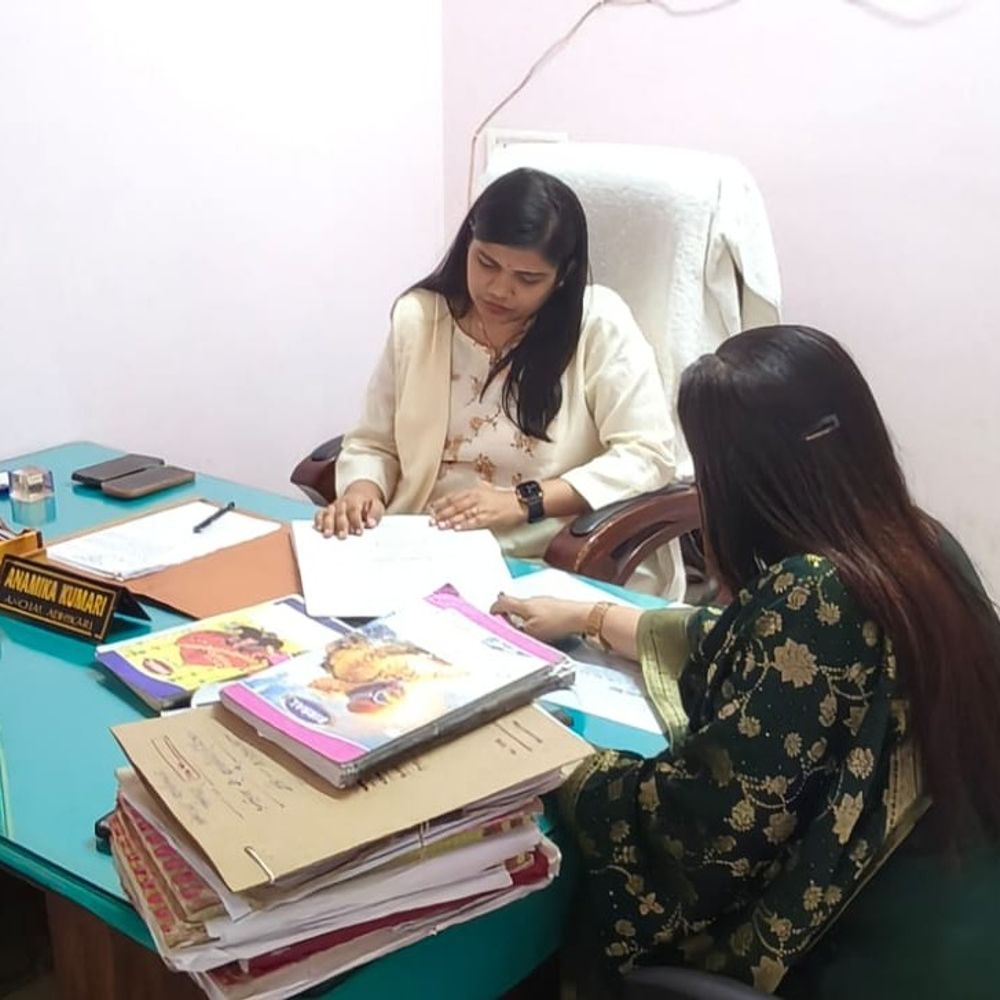 अंचल कार्यालय पहुंची DM प्रतिभा रानी:पेंडिंग मामलों पर जताई नाराजगी, जमाबंदी में गलती मिलने पर कार्रवाई की चेतावनी