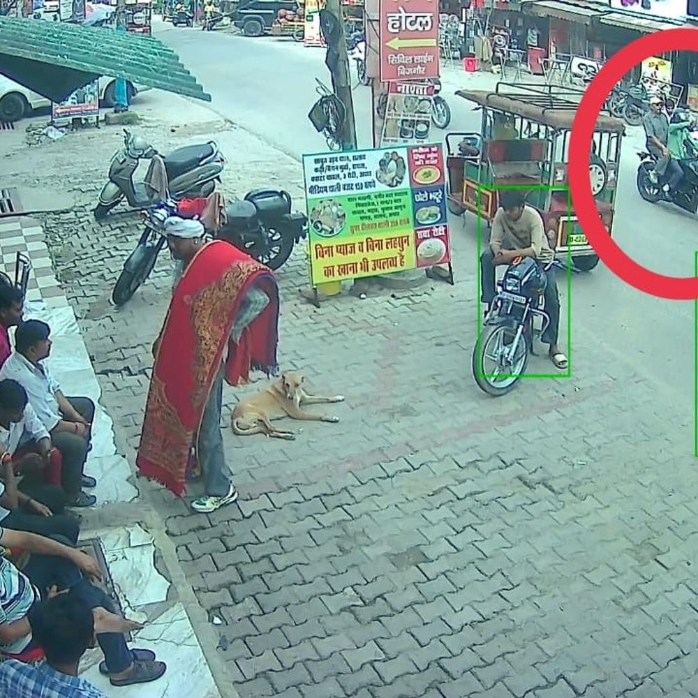 बुजुर्ग को बातों में उलझाकर सोने की अंगूठी उतरवाई:बिजनौर में बाइक सवार आरोपी फरार, घटना सीसीटीवी में कैद