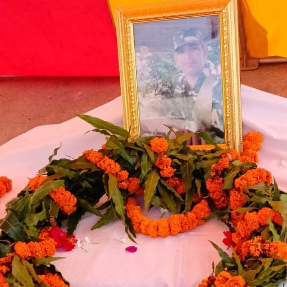 शहीद सिकंदर यादव की पुण्यतिथि पर बरहट में श्रद्धांजलि:SSB जवानों ने गार्ड ऑफ ऑनर दिया, परिजनों को सम्मानित कर बलिदान को किया याद