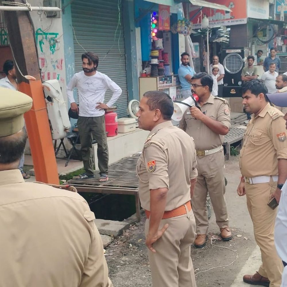 अतिक्रमण हटाने के साथ नो-पार्किंग में खड़े वाहनों पर कार्रवाई:मुजफ्फरनगर में यातायात पुलिस और नगर पालिका का संयुक्त अभियान में 232 के चालान