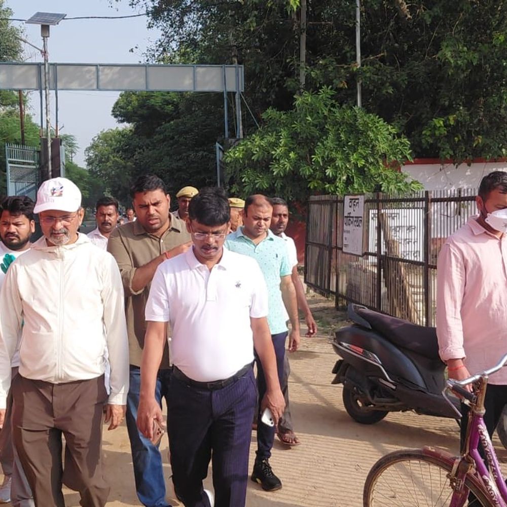 हाथरस में जिलाधिकारी ने स्पोर्ट्स स्टेडियम का किया निरीक्षण:खेल सुविधाओं को बेहतर बनाने और युवाओं को प्रोत्साहित करने के निर्देश दिए