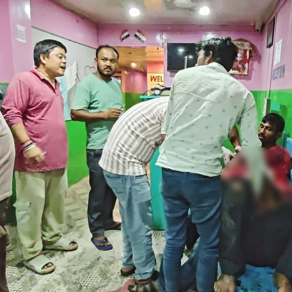 किशनगंज में टायर फटने से कार दुर्घटनाग्रस्त, एक की मौत:NH-327E पर 3 लोग गंभीर रूप से घायल, घर लौटने के दौरान हादसा