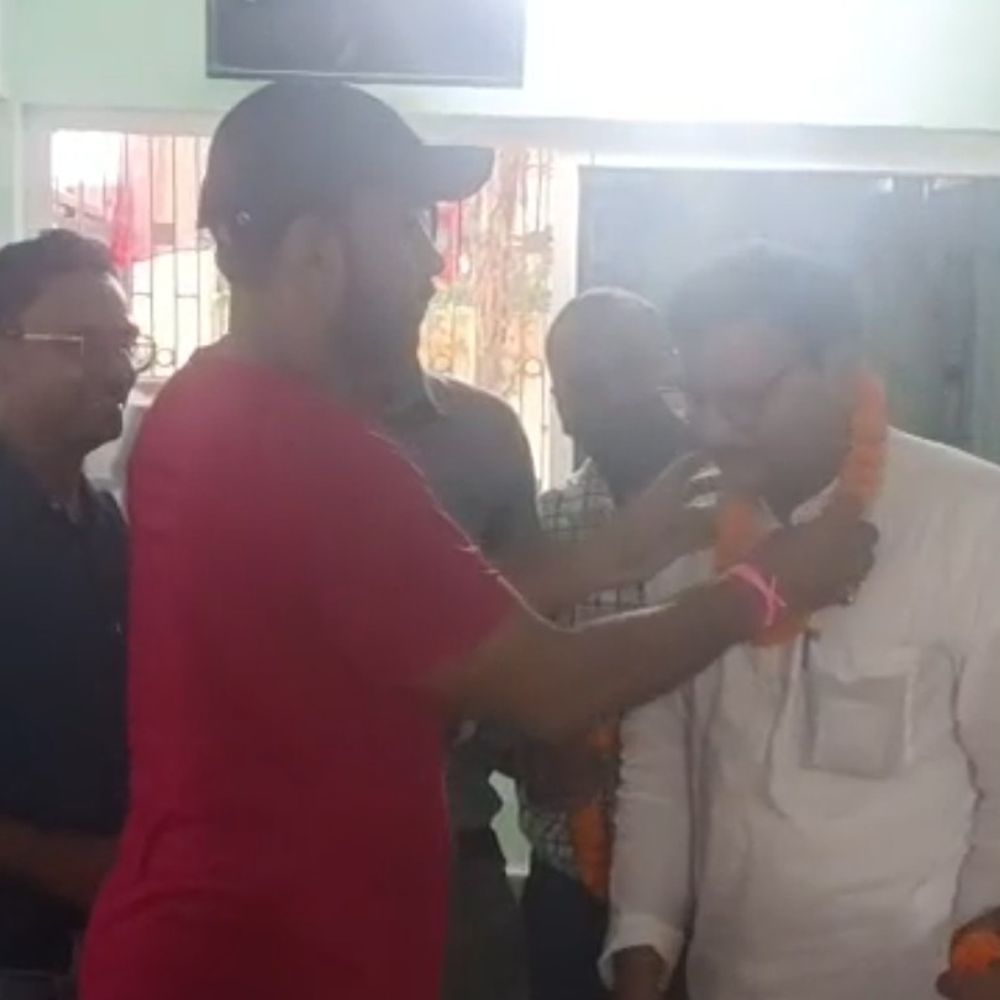 ‘हेडमास्टर दुर्योधन बैठा को मिलेगा 2026 का राजकीय पुरस्कार’:बेतिया में 843 छात्रों वाले स्कूल को नई दिशा दी, विधायक ने किया सम्मानित