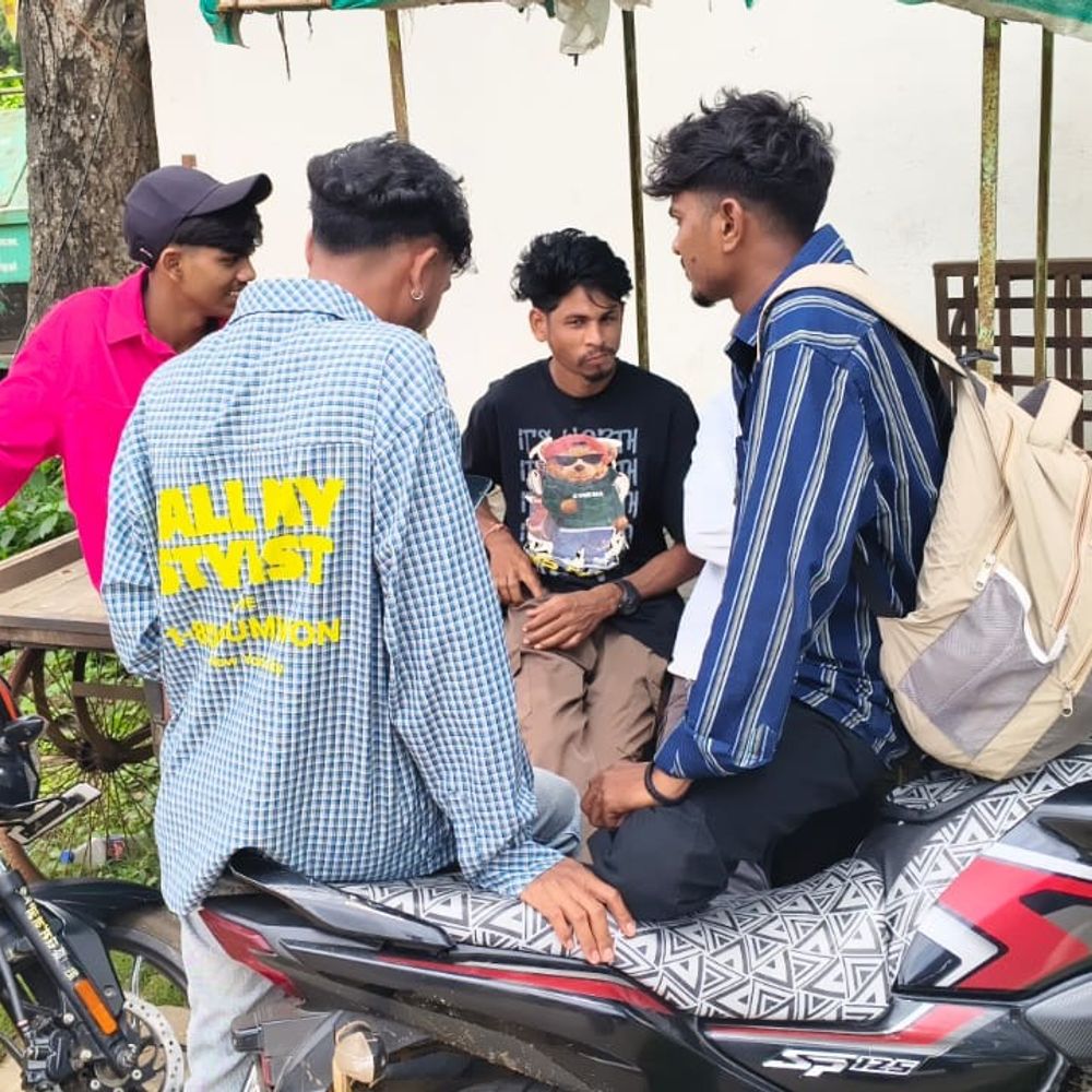 जोबट में नाबालिग बाइकर्स पर पुलिस का एक्शन:तेज रफ्तार और एक पर तीन सवार थे, 8 चालान से ₹3,600 वसूले