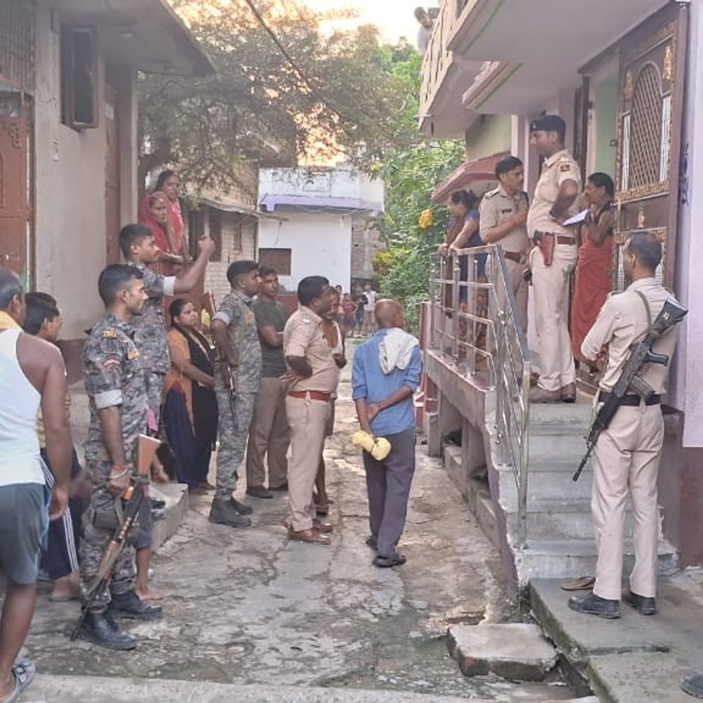 हिसुआ गोलीकांड के 2 आरोपी कोर्ट में हाजिर, एक गिरफ्तार:नवादा में पुलिस ने 7 आरोपितों के घर चिपकाए इश्तिहार, रेड जारी