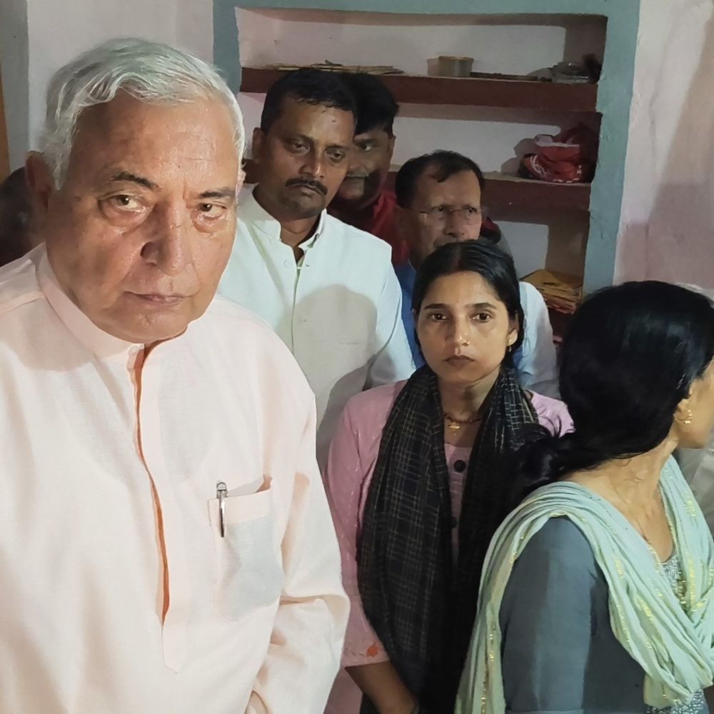 जिला प्रतिनिधि की हत्या के बाद सांसद परिजनों से मिले:निजी कोष से आदमकद प्रतिमा लगवाने की घोषणा, परिवार के सदस्य को नौकरी-मुआवजे की मांग