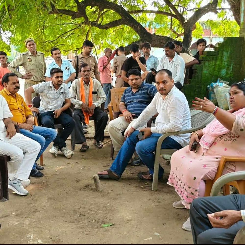 घाटमपुर में मकान गिरने से पिता-3 बेटियों की मौत:विधायक सरोज कुरील मौके पर पहुंचीं, बीडीओ को सामान निकालने और मदद के निर्देश दिए