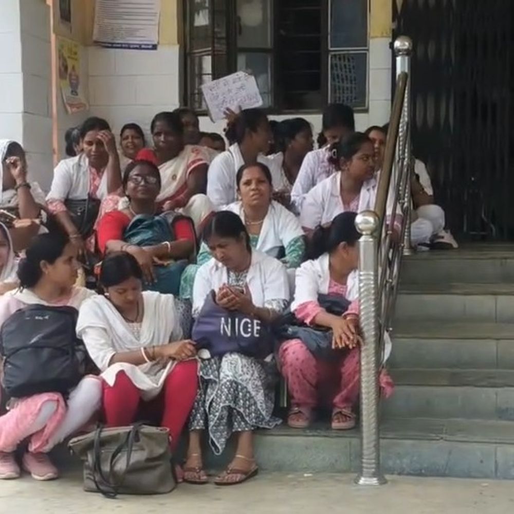 सुरसंड में डॉ.आरके सिंह की वापसी पर ANM का प्रोटेस्ट:सीतामढ़ी में कामकाज ठप कर की नारेबाजी, OPD-टीकाकरण सेवाएं प्रभावित