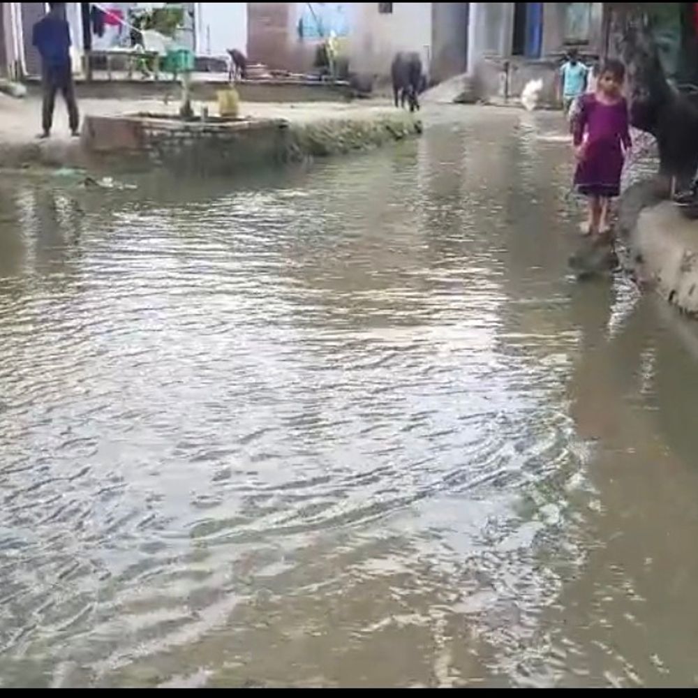 कानपुर देहात में तालाब का पानी सड़कों पर फैला:गलियां और संपर्क मार्ग डूबे, नालों की सफाई न होने से जलभराव, घरों में पानी घुसने का खतरा