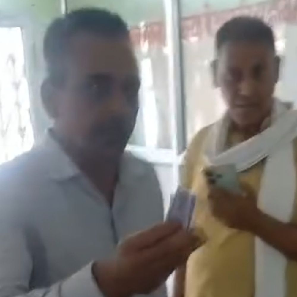 जमीन रजिस्ट्री के नाम पर अवैध वसूली का आरोप:पैसे लौटाते दिखे कर्मचारी, मुजफ्फरपुर निबंधन कार्यालय में पहुंचे थे पीड़ित
