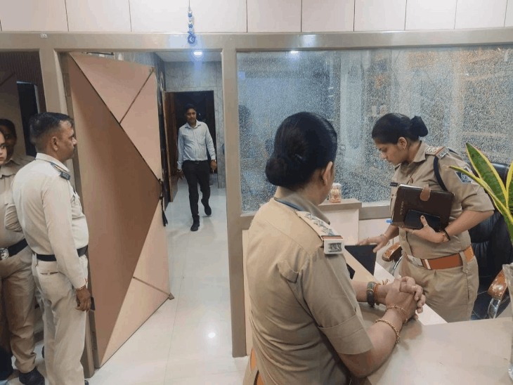 ग्वालियर में देर रात स्पा सेंटर पर पुलिस की दबिश:‘मोनार्क ’ और ‘द बीच स्पा’ पर रजिस्टर किए चेक, सैलून-स्पा सेंटर वाले ताले लगाकर भागे