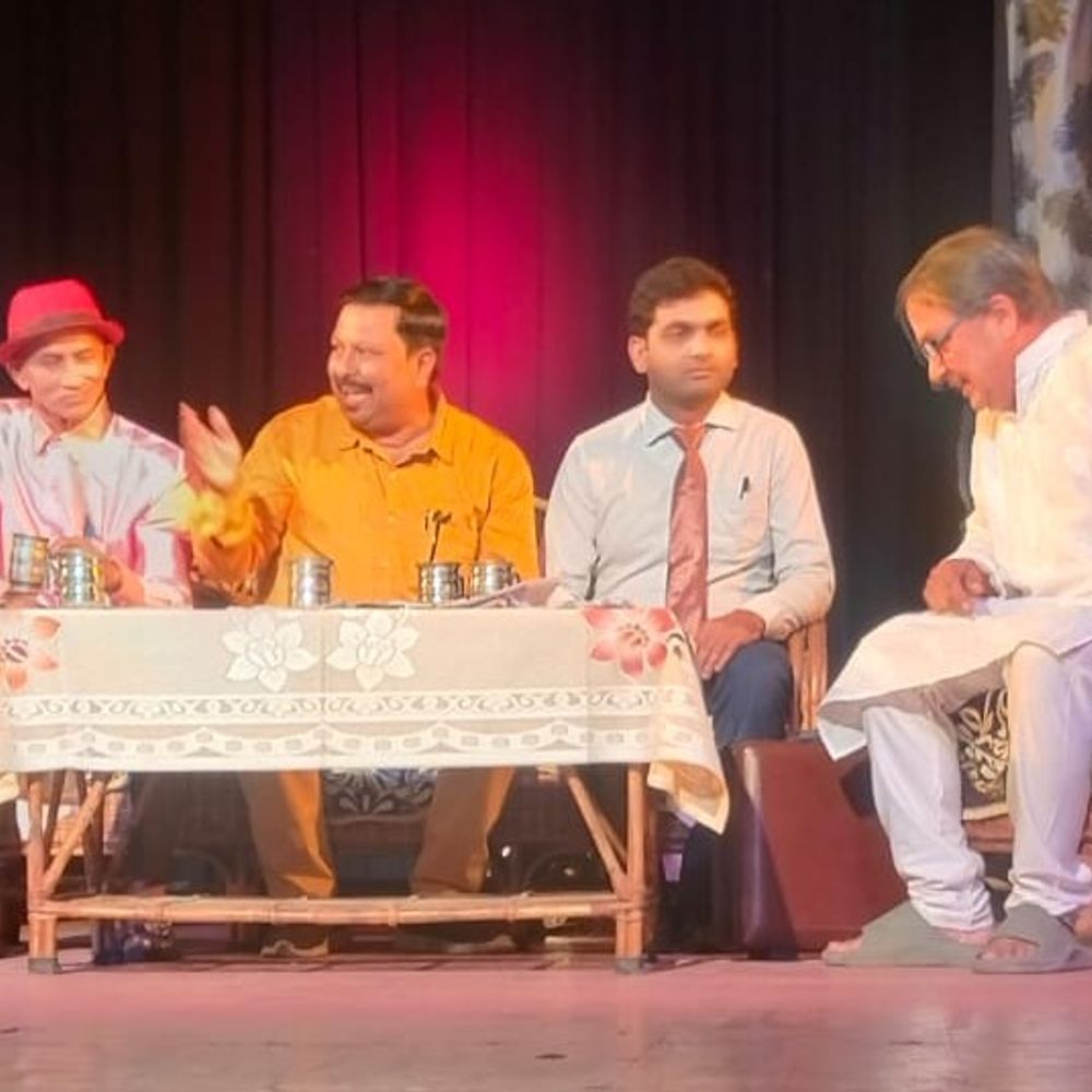 माता-पिता के क्रियाकर्म के लिए दिए एडवांस:’क्रियाकर्म ट्वेंटी फोर सेवन एट द रेट जीमेल डॉट कॉम’ ने उठाया बदलते पारिवारिक मूल्यों पर सवाल