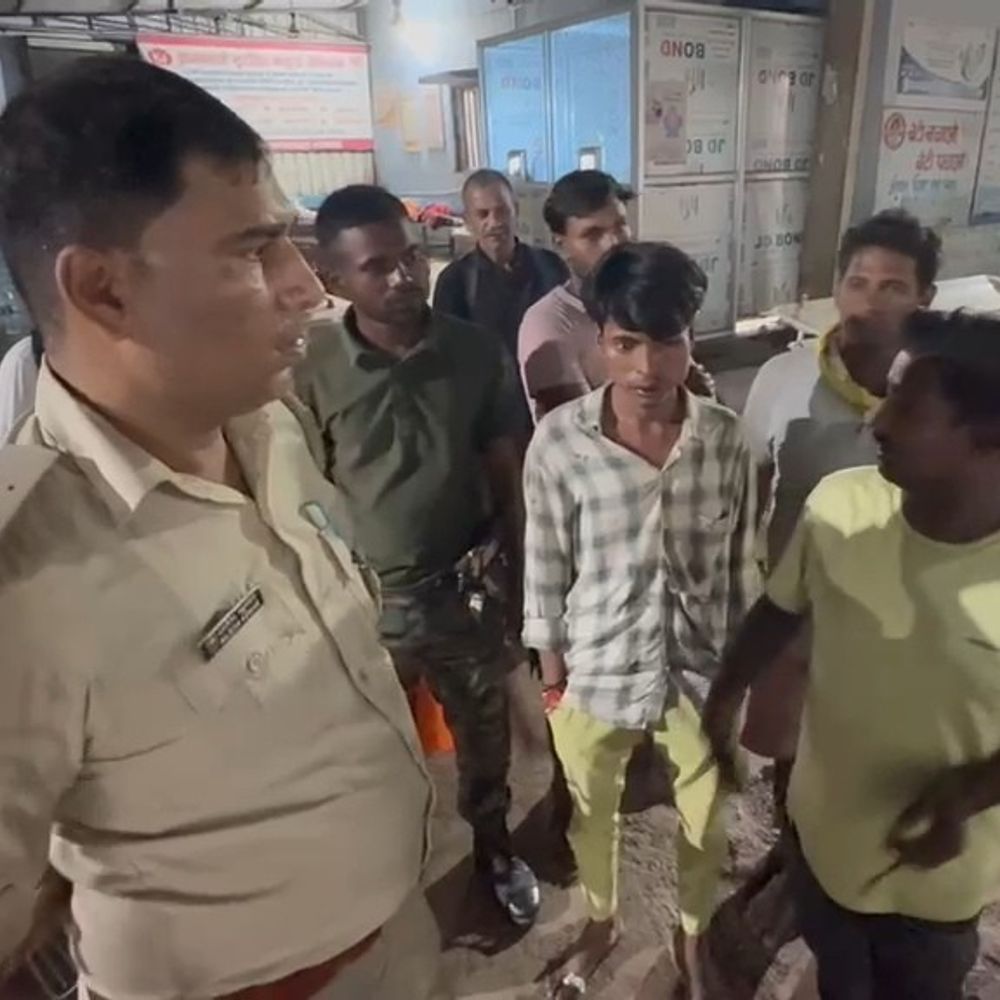 नवादा में कपड़ा कारोबारी से मारपीट कर छिनतई:20 लोगों पर रोककर पीटने का आरोप, सोने की चेन-आईफोन और रुपये छीने