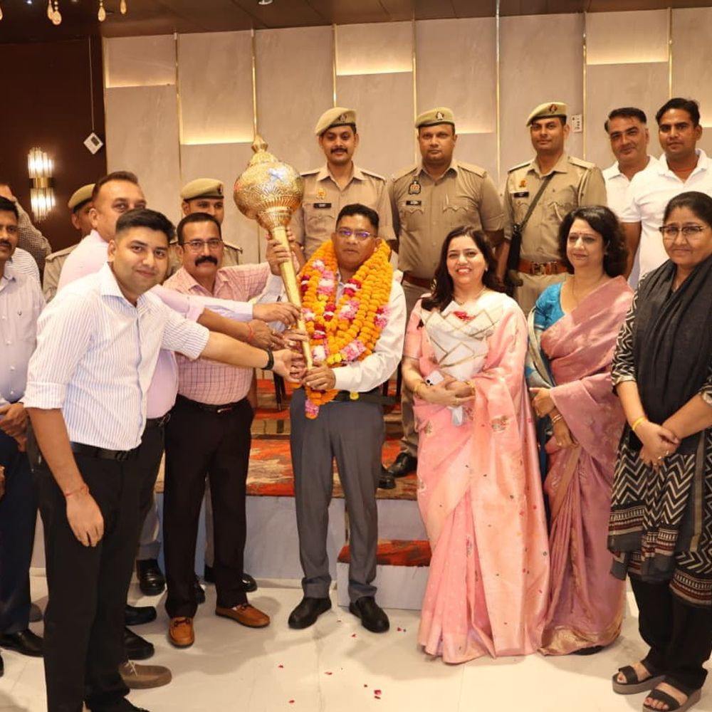 हापुड़ पुलिस ने एएसपी विनीत भटनागर को दी विदाई:वाराणसी कमिश्नरेट में हुआ स्थानांतरण, अधिकारियों-कर्मचारियों ने दी शुभकामनाएं