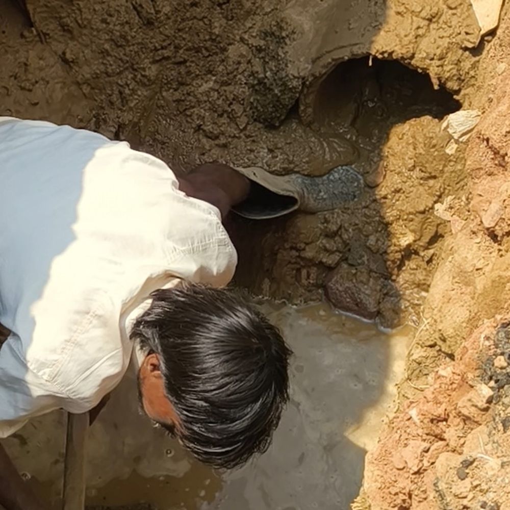 कालिंदी विहार में 8 इंची पानी की लाइन टूटी:जलकल विभाग की टीम मरम्मत में जुटी, शाम तक बहाल होगी स्थिति