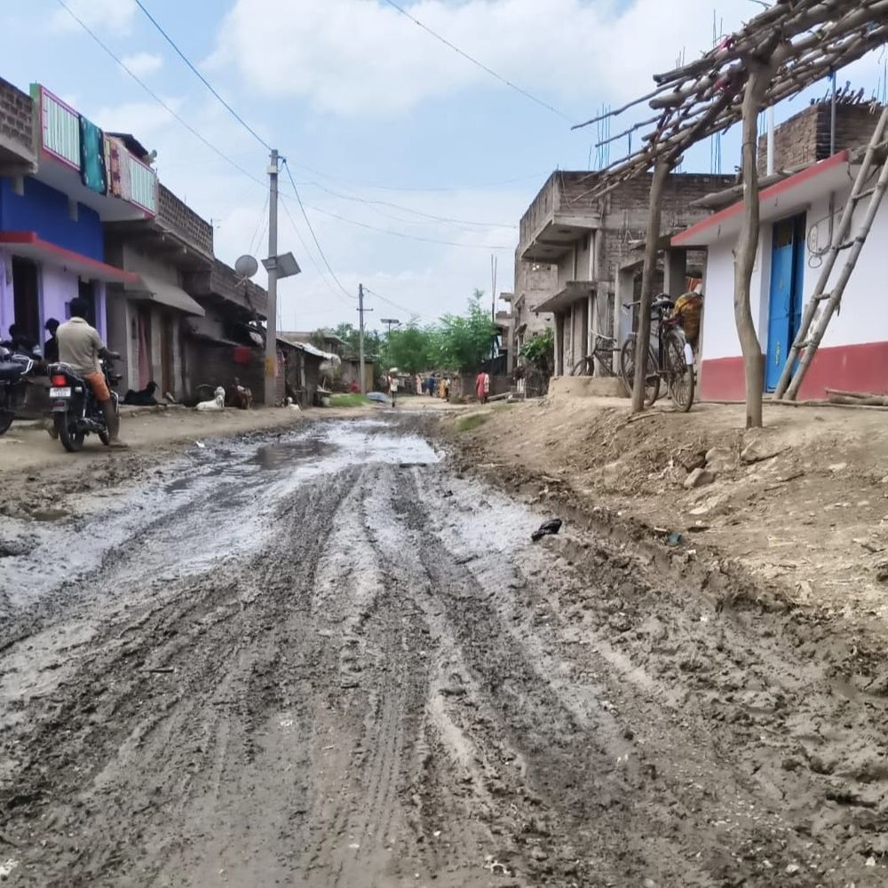 बरियारपुर में सड़क कीचड़ में डूबी:लोगों का आवागमन प्रभावित, ग्रामीणों ने की रोड निर्माण की मांग