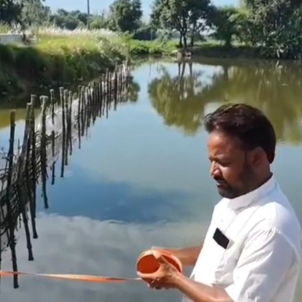 कब्रिस्तान की जमीन पर घाट निर्माण का आरोप:ग्रामीणों ने काम रुकवाया, जमीन की मापी कराई; प्रशासन से रिकॉर्ड जांच की मांग