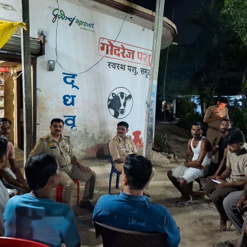 गणेश उत्सव में पहुंचे थाना प्रभारी:भीखमपुर में पूजा-अर्चना की, ग्रामीणों से ली विसर्जन तैयारियों की जानकारी