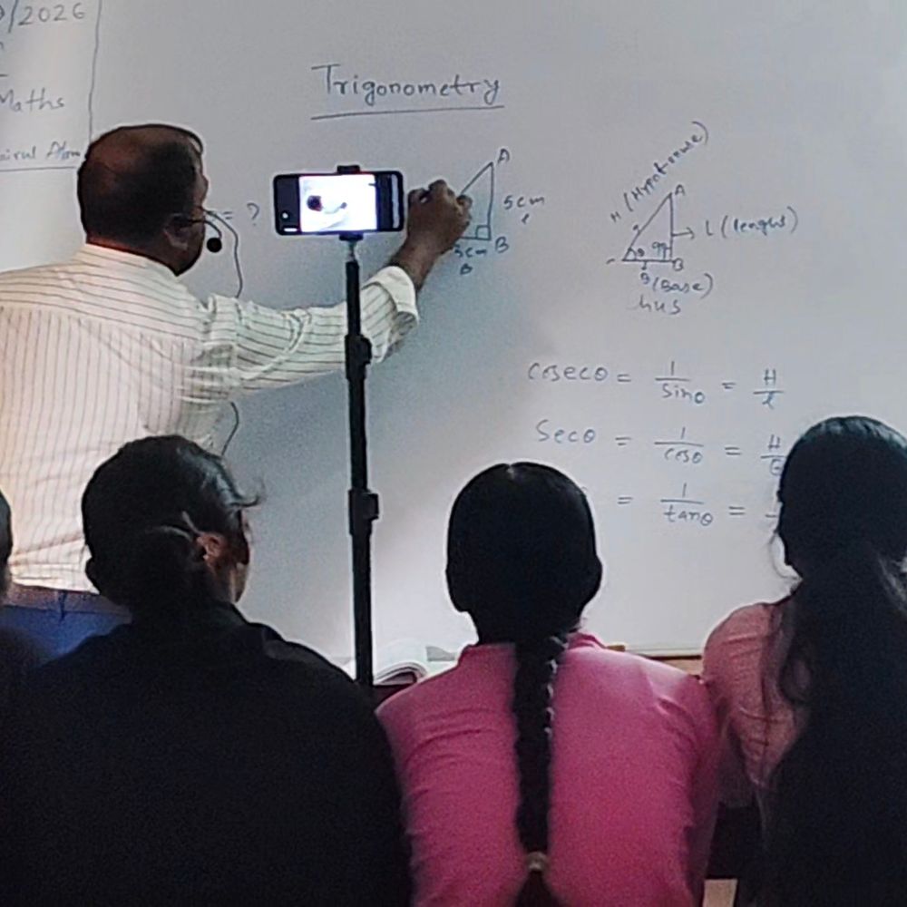 बैरिया स्कूल ने बाढ़ के बीच ऑनलाइन क्लास शुरू की:कटिहार में 9वीं से 12वीं तक के बच्चों को फायदा, शिक्षा अधिकारी ने की सराहना