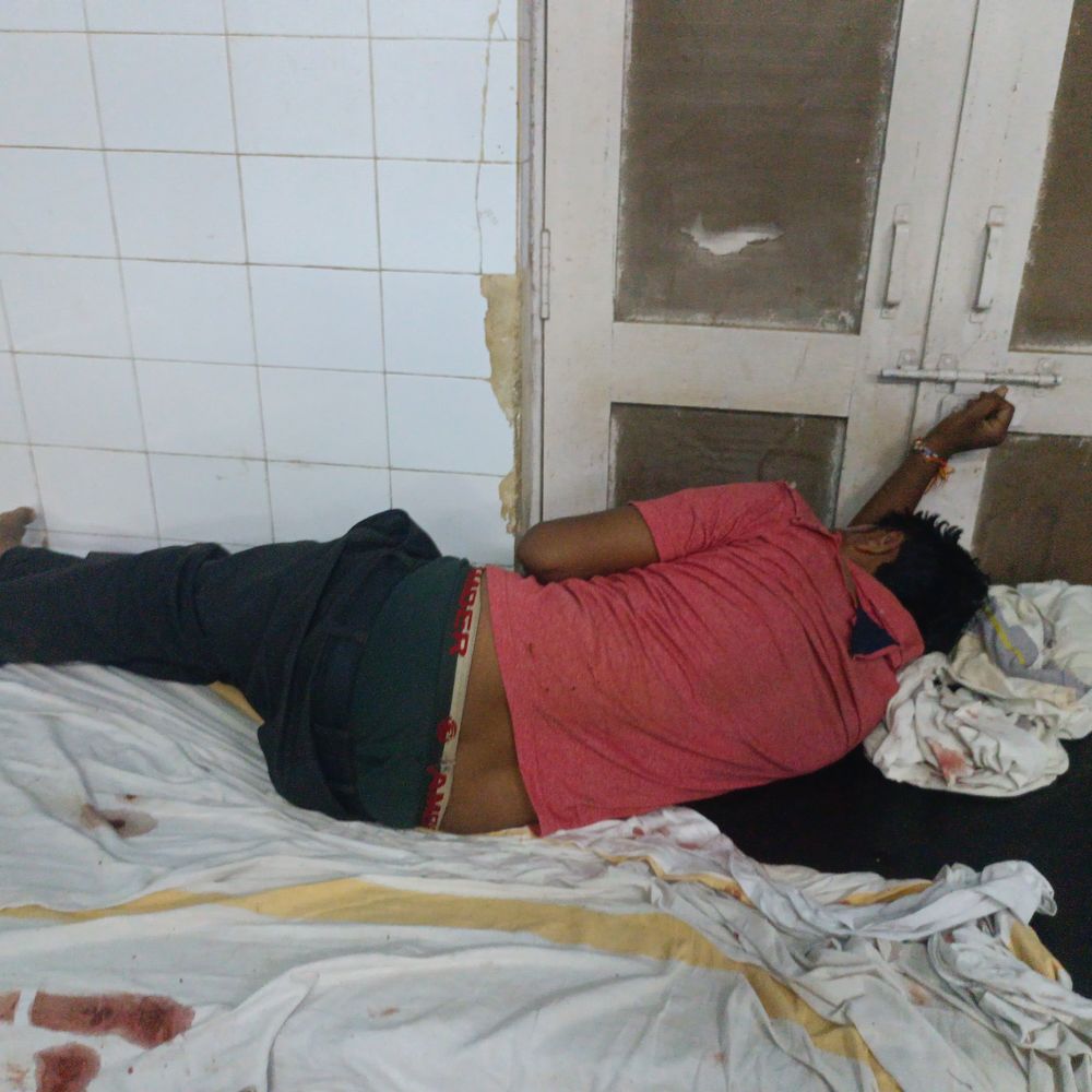 कुत्ते से टकराकर बाइक फिसली, चालक गंभीर:प्राथमिक उपचार के बाद रीवा रेफर; नईगढ़ी में पेट्रोल पंप के पास हादसा